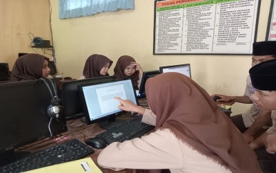 Pembekalan Karya Tulis Ilmiah di MA Matholiul Ulum Banjaragung untuk Mengasah Nalar dan Keterampilan Menulis
