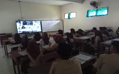 Adaptif, MA Matholiul Ulum Banjaragung Gunakan Media Digital di Setiap Kelas